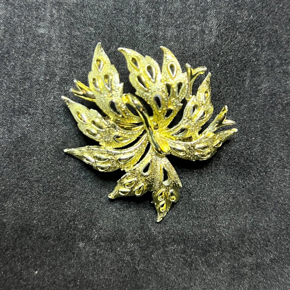 Vintage Gold Tone Leaf Clip On Earrings And Brooch Set (3548) - Picture 2 of 5